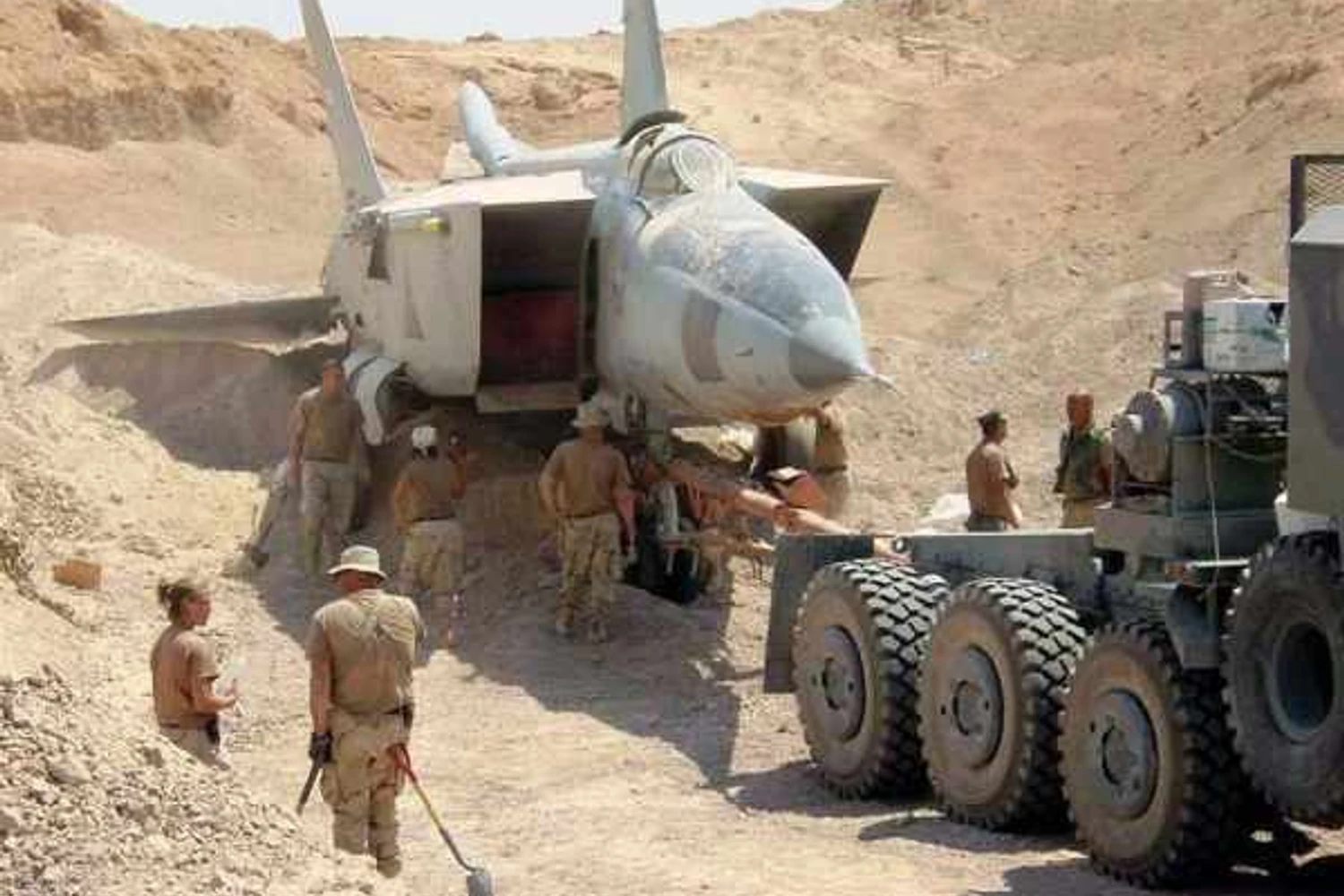 O Iraque também enterrou caças MiG-25, mas para escondê-los dos EUA (USAF)