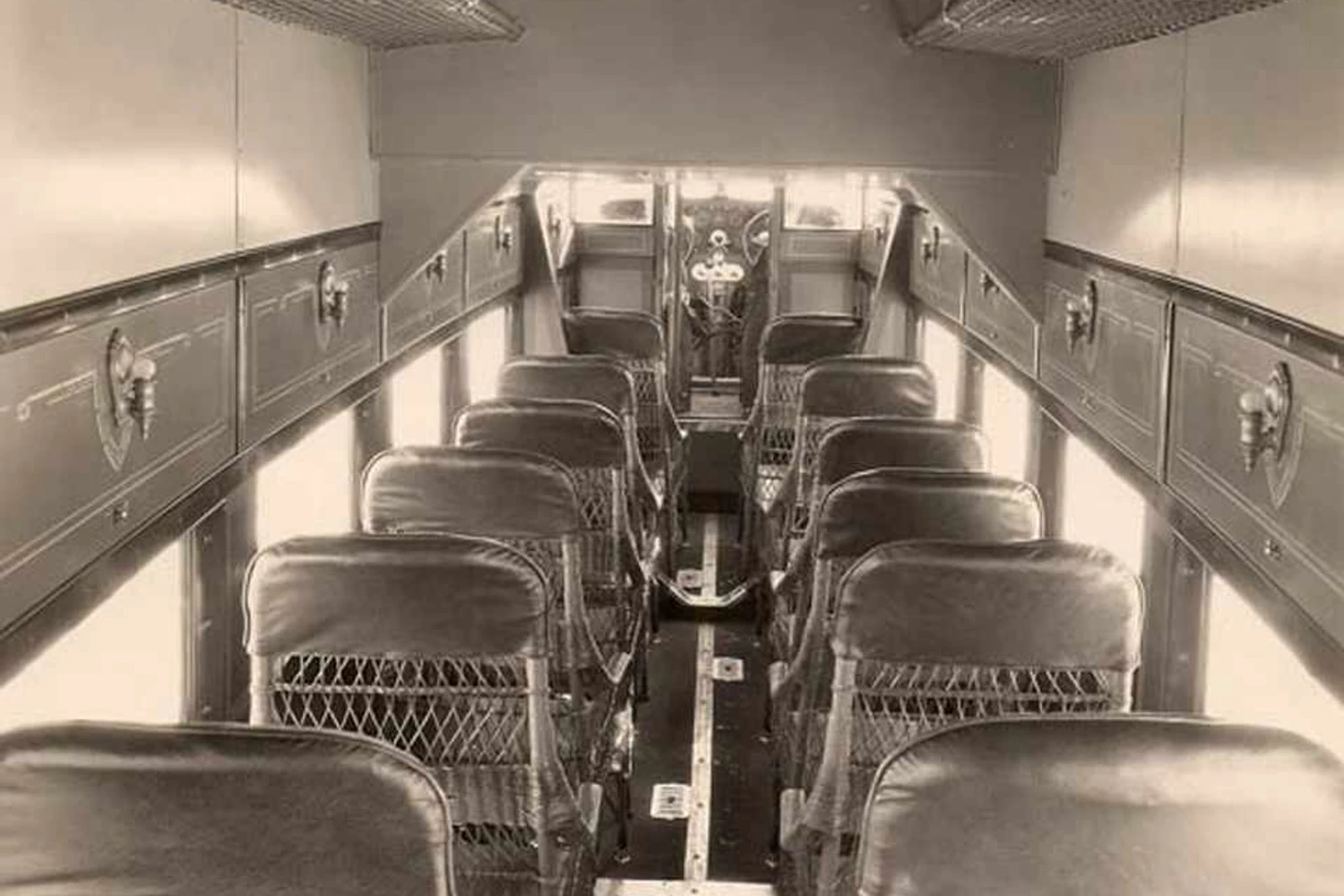 Para manter o avião leve, as poltronas dos passageiros eram de palha e madeira (Domínio Público)