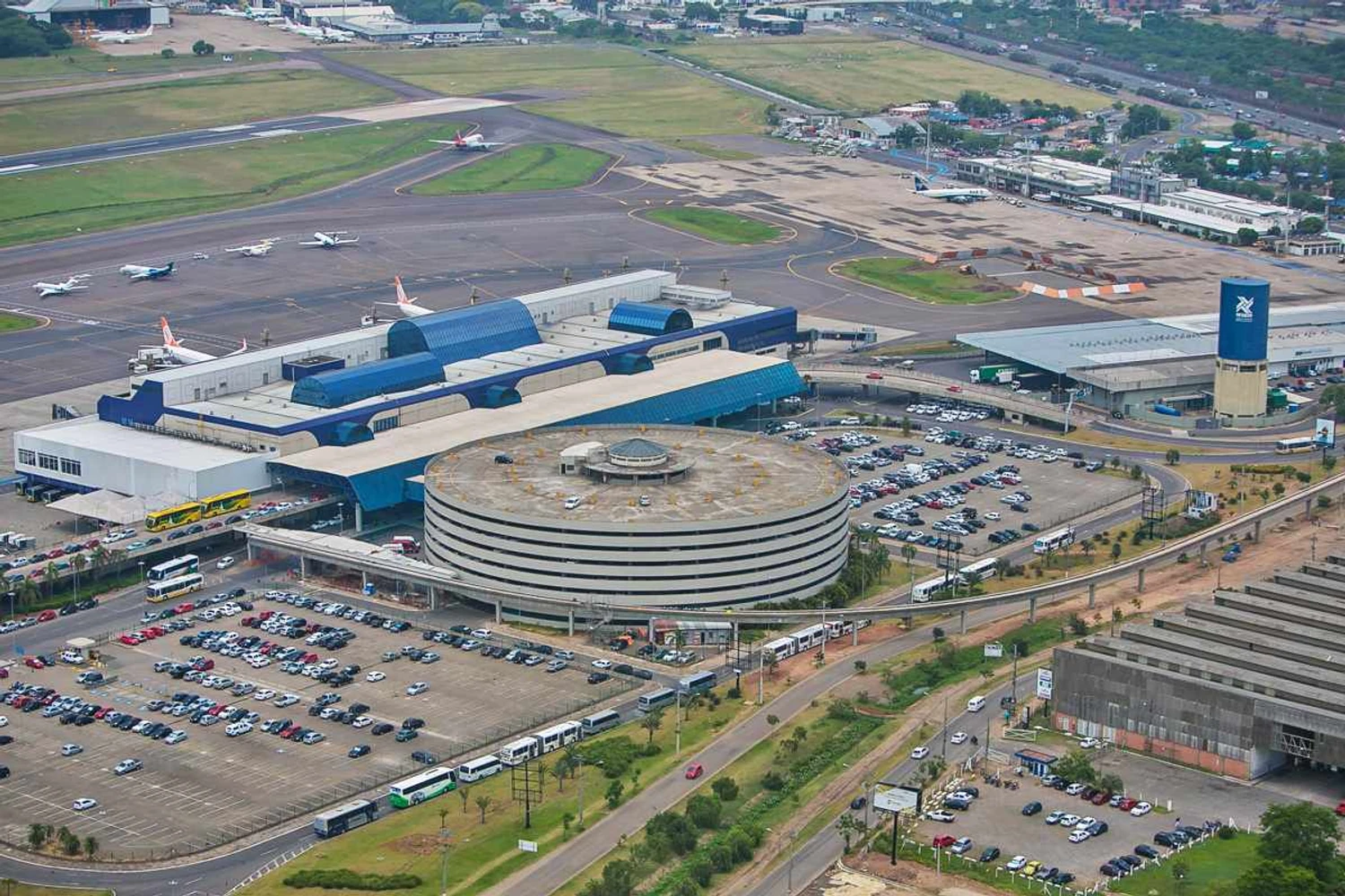 Salgado Filho, em Porto Alegre: terminal antigo (no alto) reativado  em 2010 (GF)
