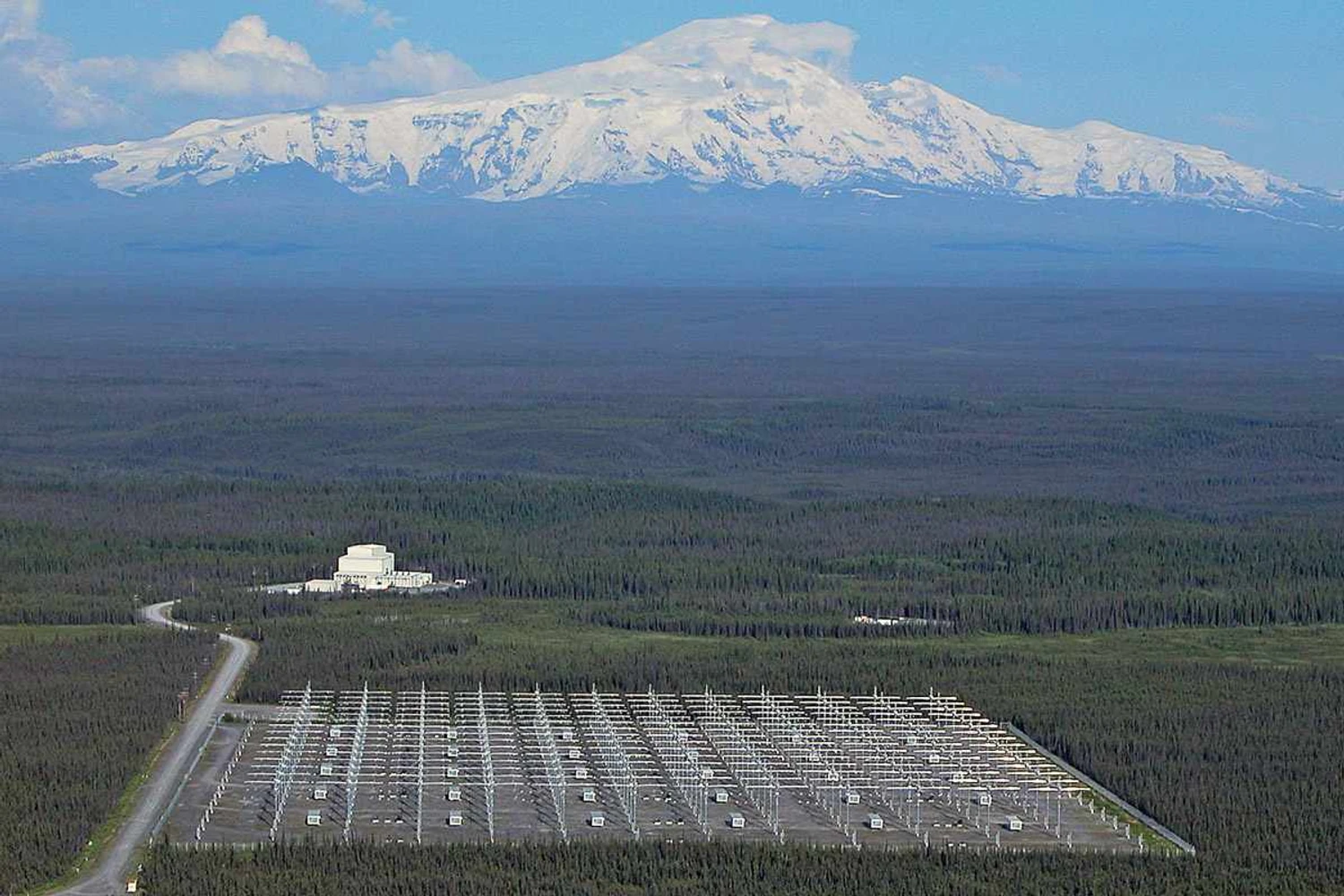 HAAARP e suas 180 antenas: teorias sobre alterações do clima (USAF)
