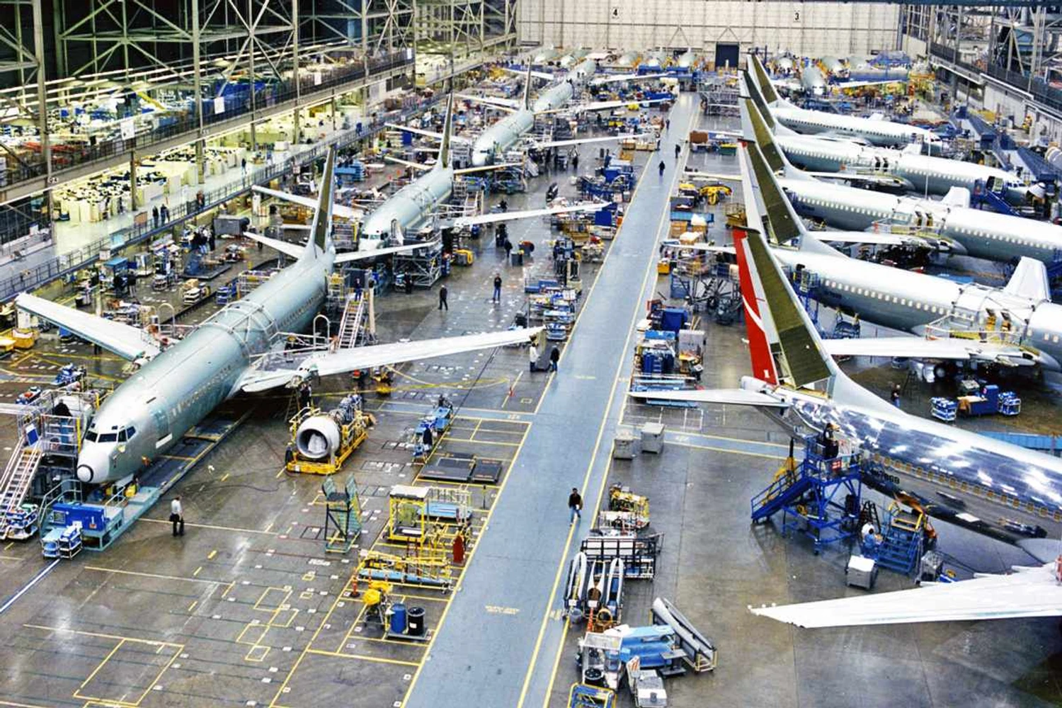Linha de montagem do 737 em Renton: à esquerda o esquema atual, em que aviões se movimentam enquanto são montados (Boeing)