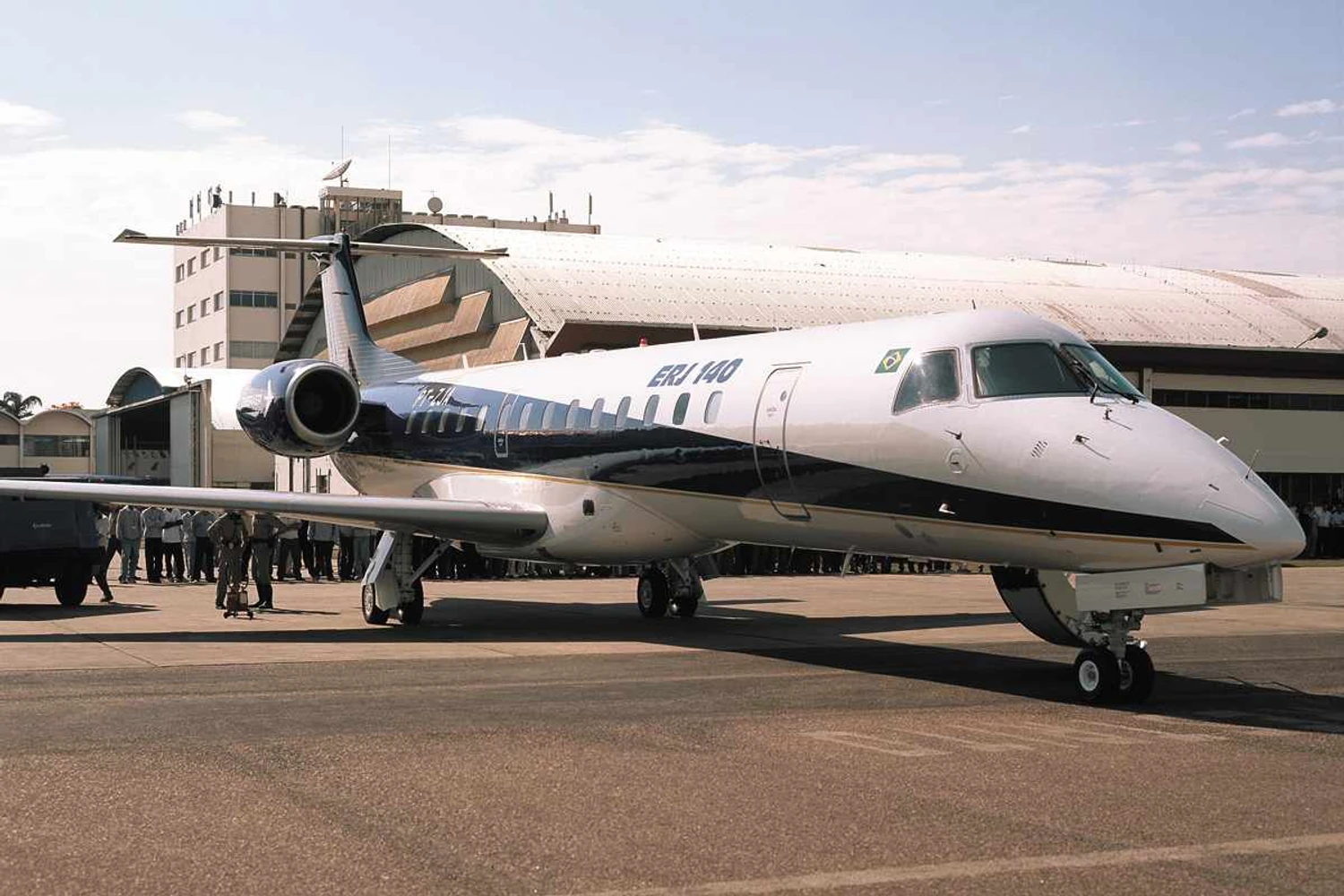 Modelo intermediário, o ERJ-140 estreou em 2000; modelo transporta 44 passageiros (Embraer)