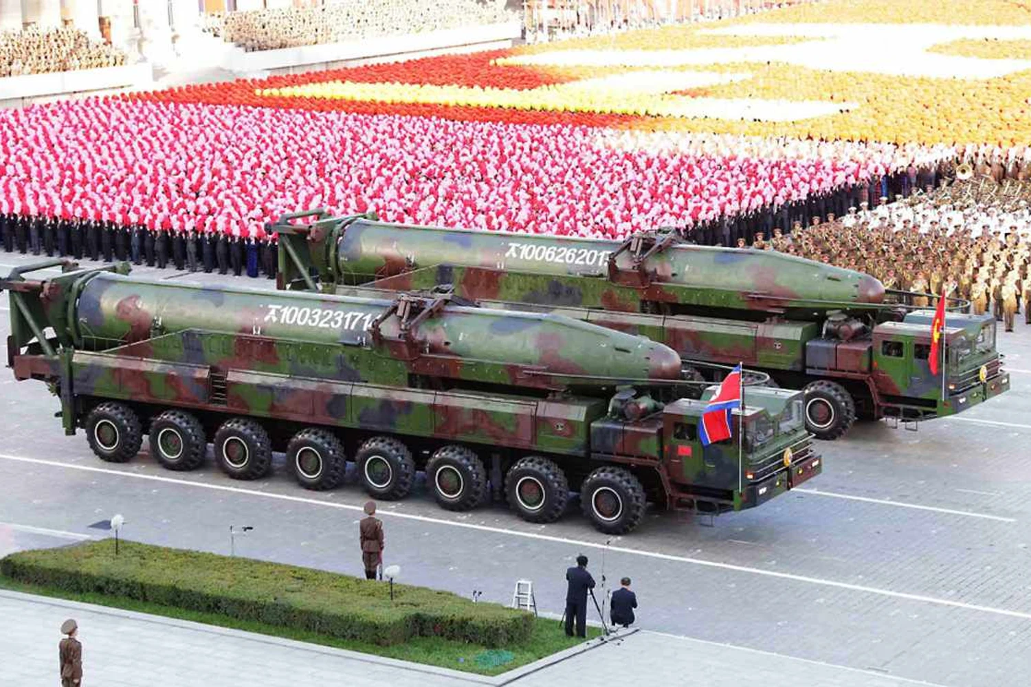 O KN-08 é o maior míssil norte-coreano já apresentado; os EUA o consideram uma fraude (KCNA)