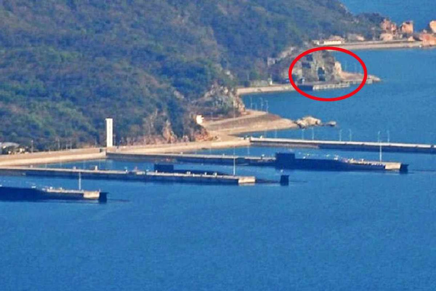 Submarinos nucleares ancorados em Yulin e a entrada subterrânea da base (círculo vermelho): poderio chinês