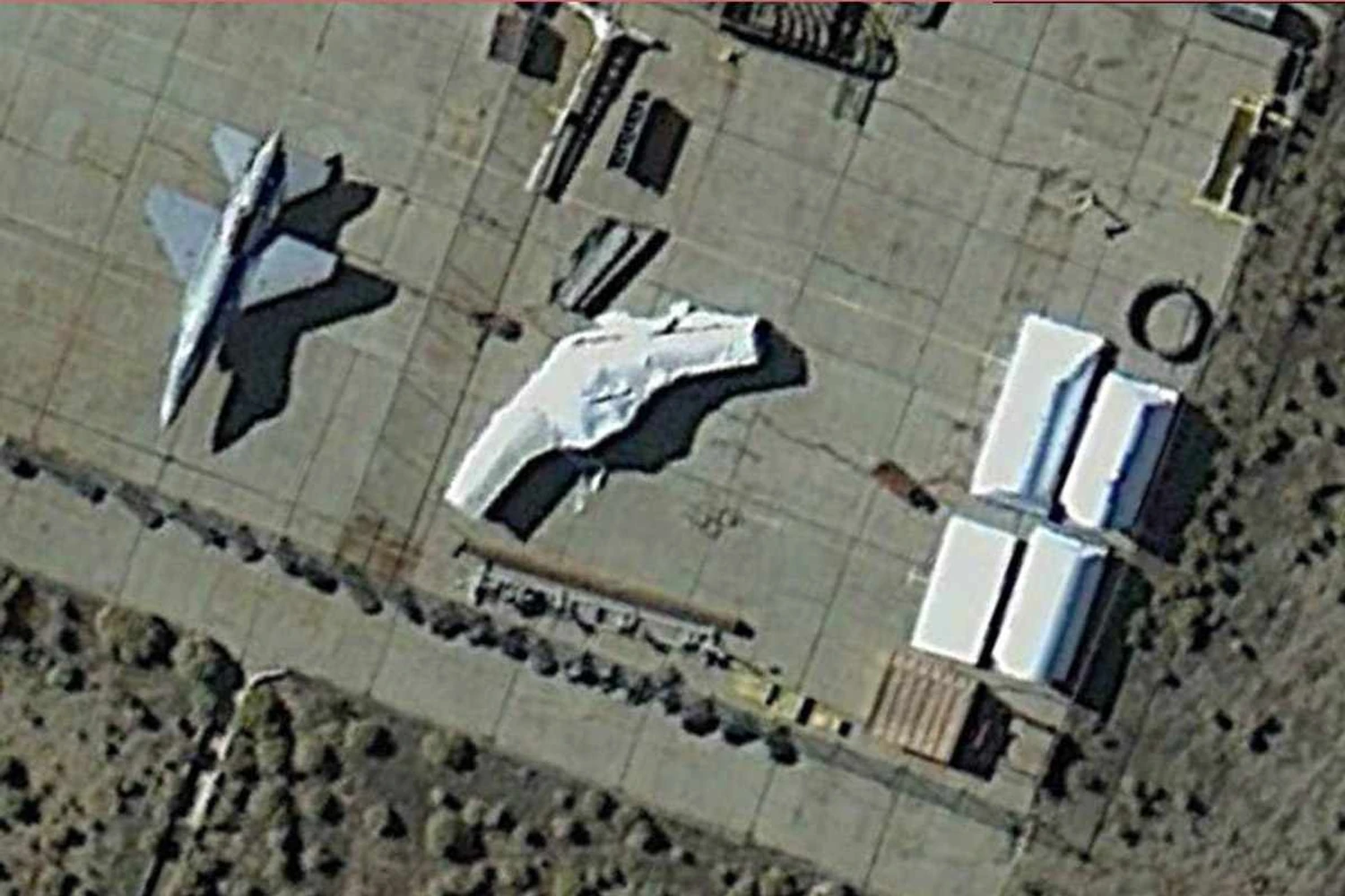 Um  avião não-tripulado misterioso fotografado em 'Plant 42': base aérea é a fábrica de aviões secretos americanos (Reprodução)