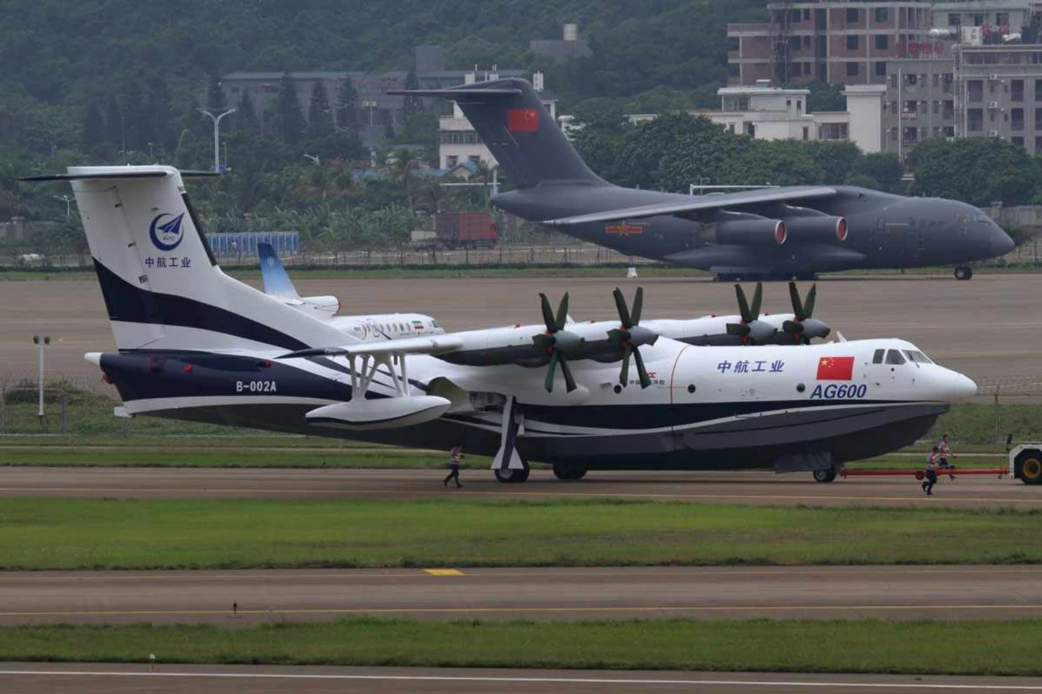 Maior avião anfíbio do mundo começa a ser testado na China