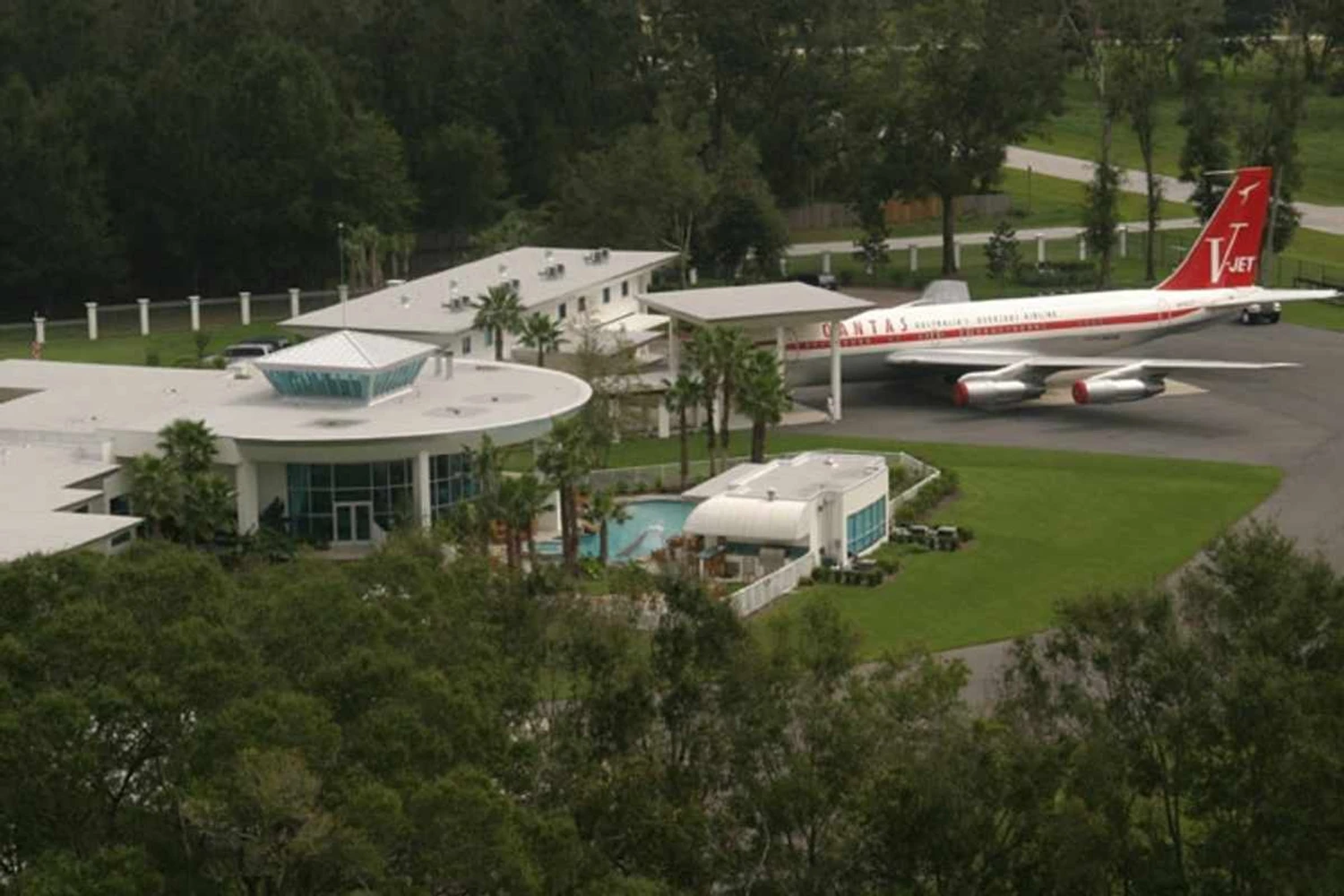 O Boeing 707 fica estacionado na casa do ator, na Florida (Divulgação)