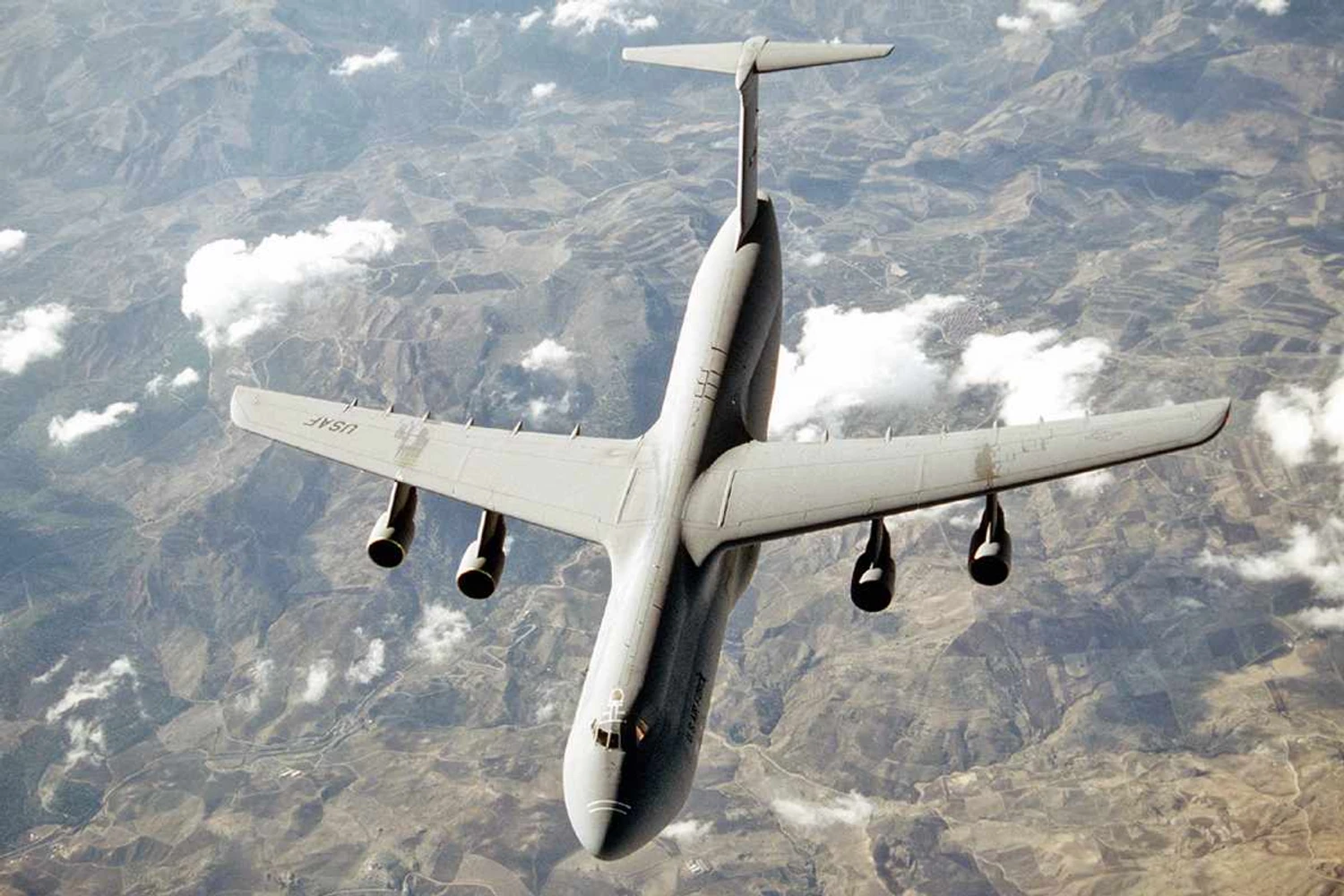 O cargueiro C-5 Galaxy é o maior avião militar da história, com 75,21 metros de comprimento (USAF)