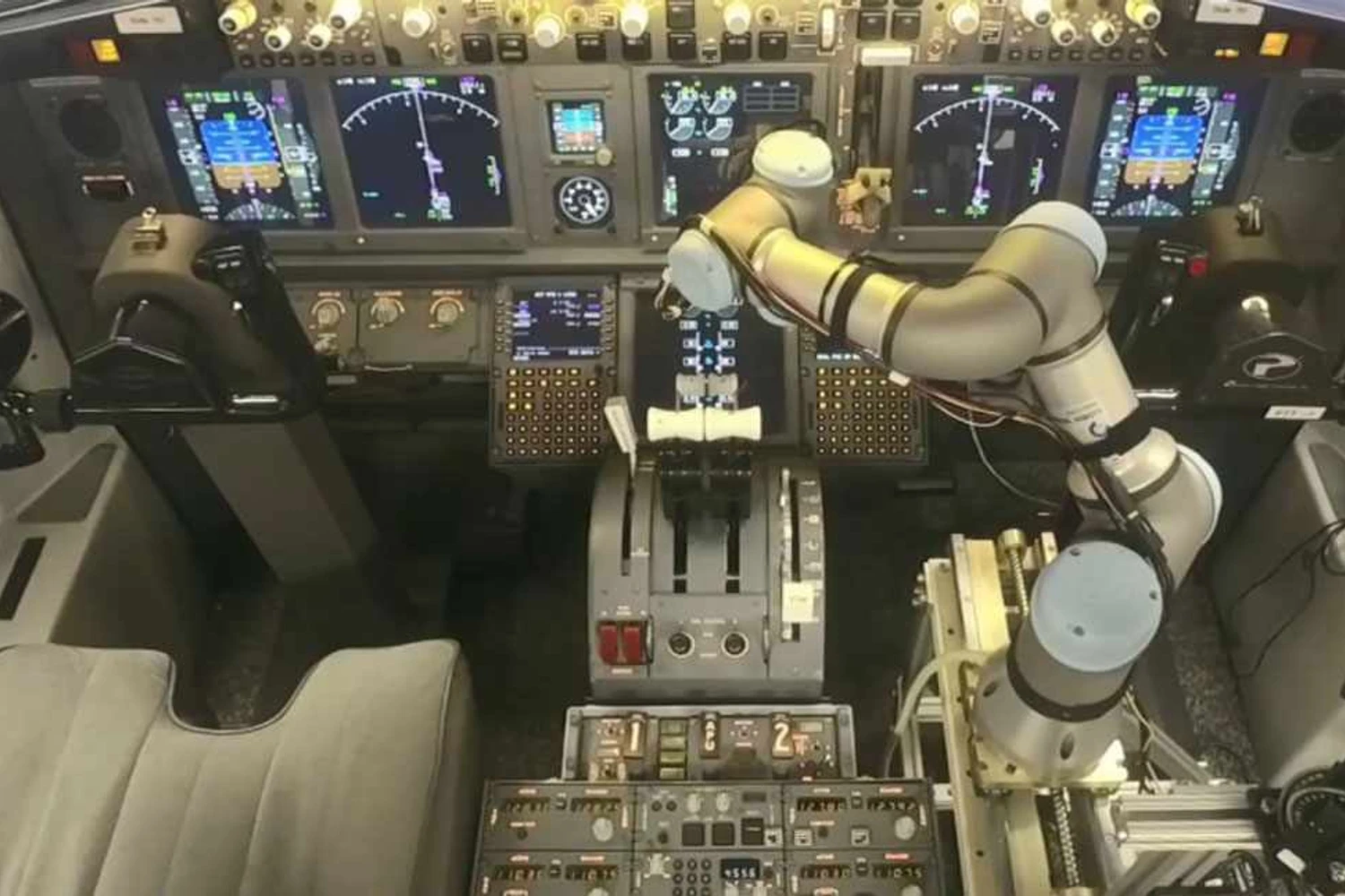 Robô-piloto pousa Boeing 737, em simulador