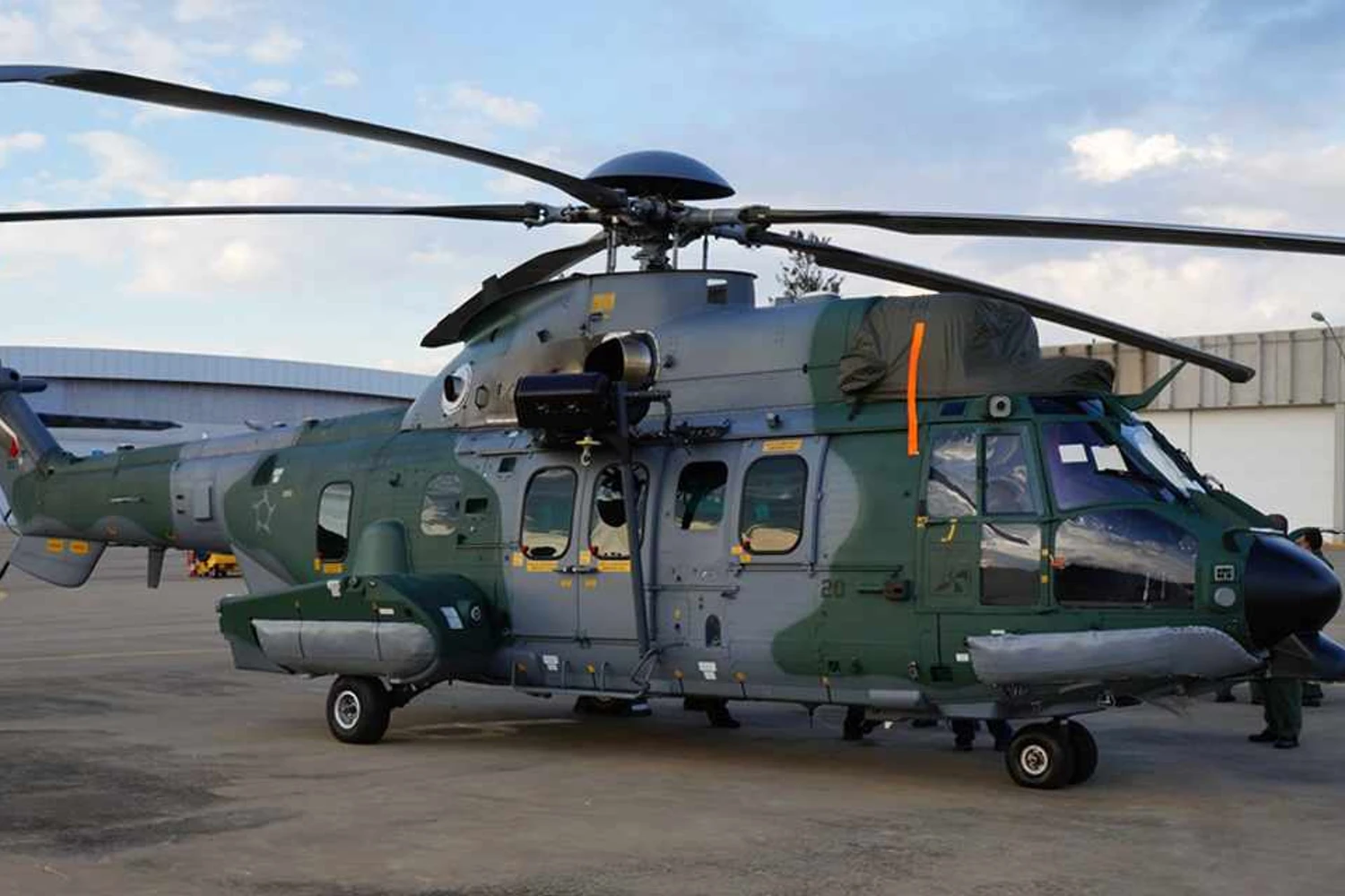 O H225M operacional da FAB é equipado com sonda de reabastecimento aéreo (Helibras)