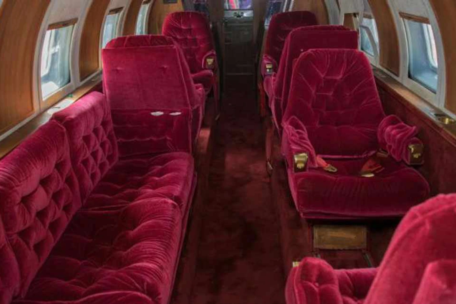 O interior do avião, com uma decoração pra lá de exótica, ainda está em boas condições (