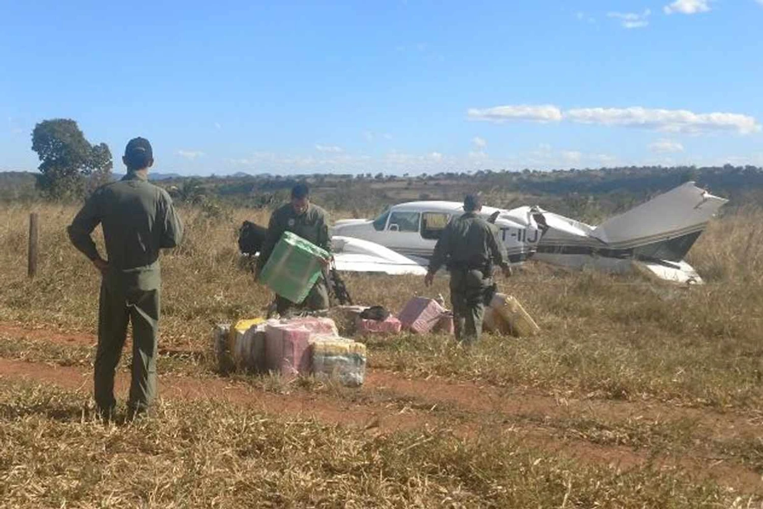 A aeronave interceptada ficou danificada no pouso na região rural de Jussara (Polícia Militar do Estado de Goiás)