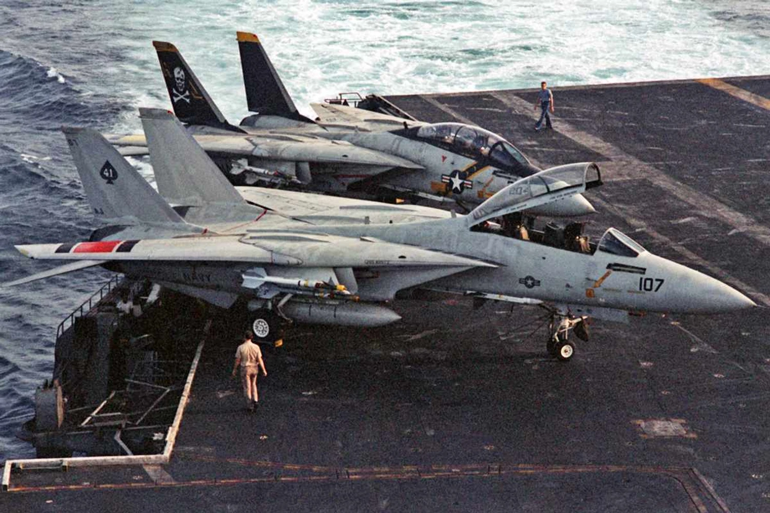 Caças F-14 dos esquadrões VF-84 e VF-41 a bordo do Nimitz: em 1981 eles foram responsáveis por derrubar Su-22 líbios (US Navy)