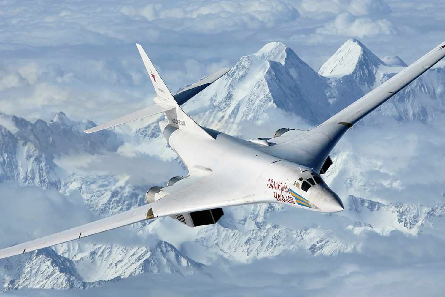 Bombardeiro russo Tu-160M modernizado completa primeiro voo de teste