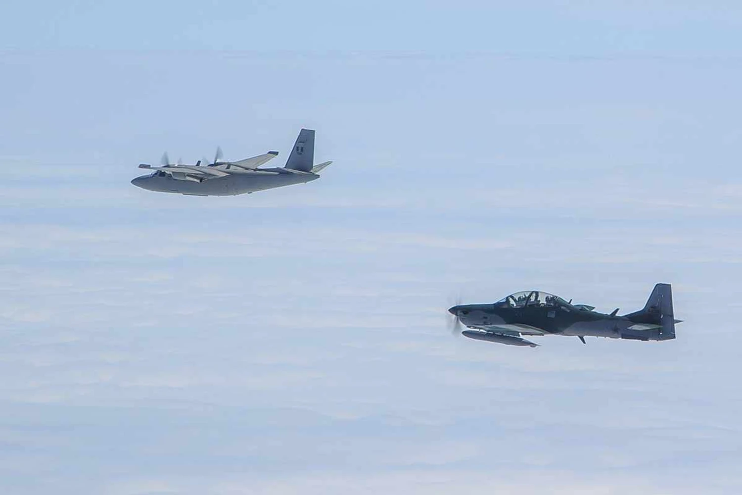 A-29 se aproxima de um avião desconhecido para averiguação e contato (FAB)