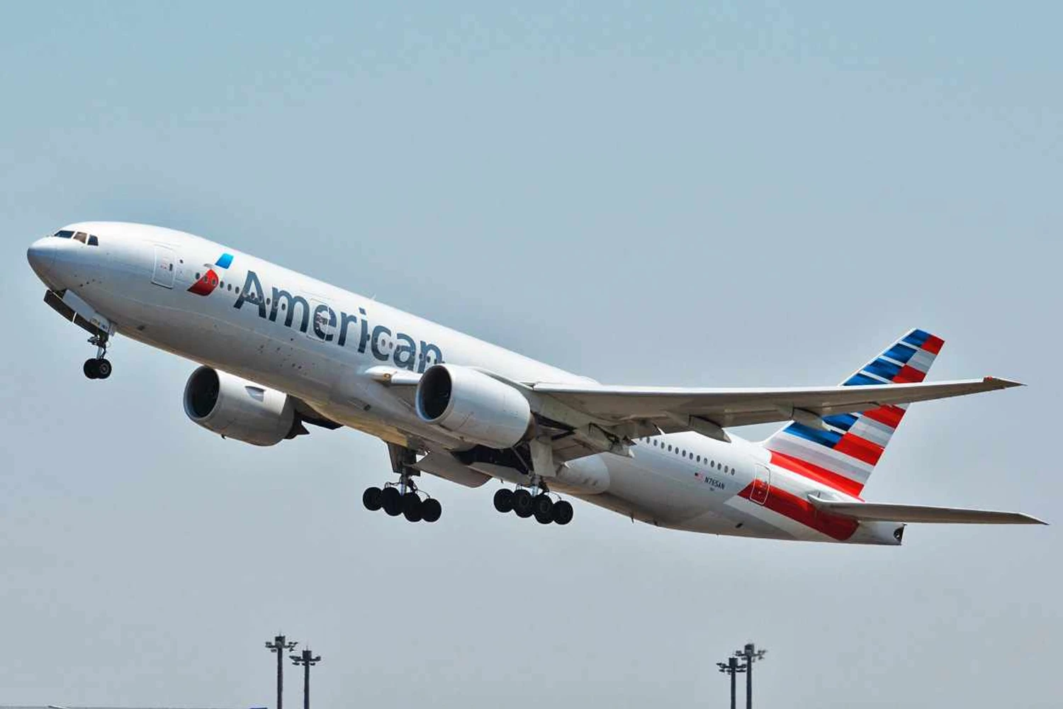 Boeing 777-200 da American: companhia voltará a operar entre Rio e Nova York