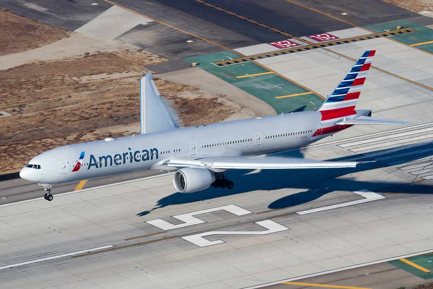 Boeing 777-300ER estreou em 2012 com novo padrão de acabamento (James Rowson)