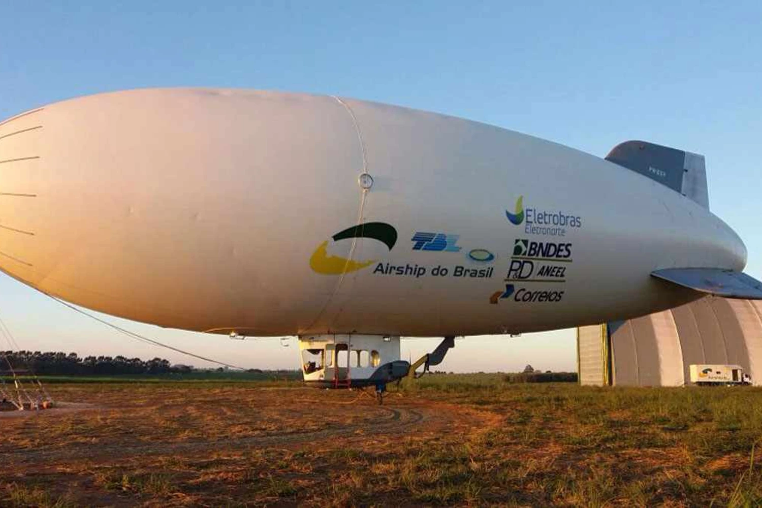 Modelo ADB-3 com o esquema de adesivagem com o qual fará seu voo inaugural (Divulgação)