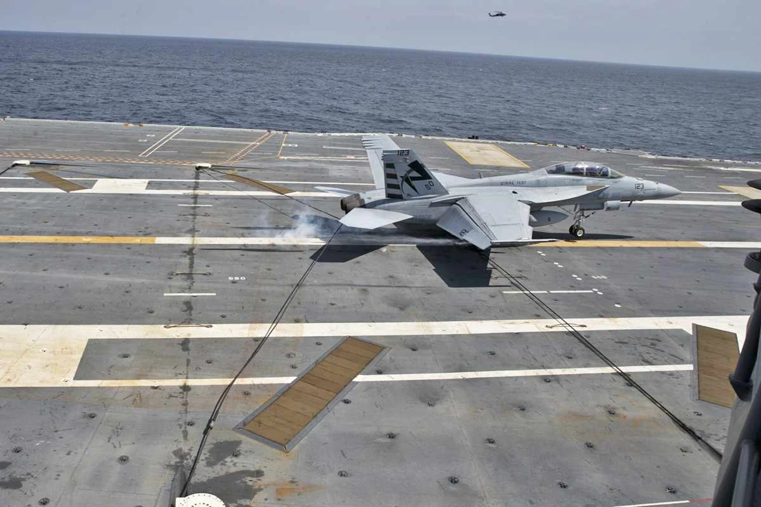 O sistema de frenagem por cabos tem controle digital no novo port-aviões (US Navy)