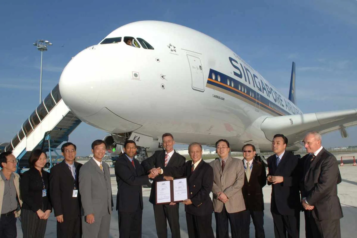 A Airbus entrega o A380 9V-SKA à Singapore Airlines em 2007: carreira curta na empresa (Airbus)