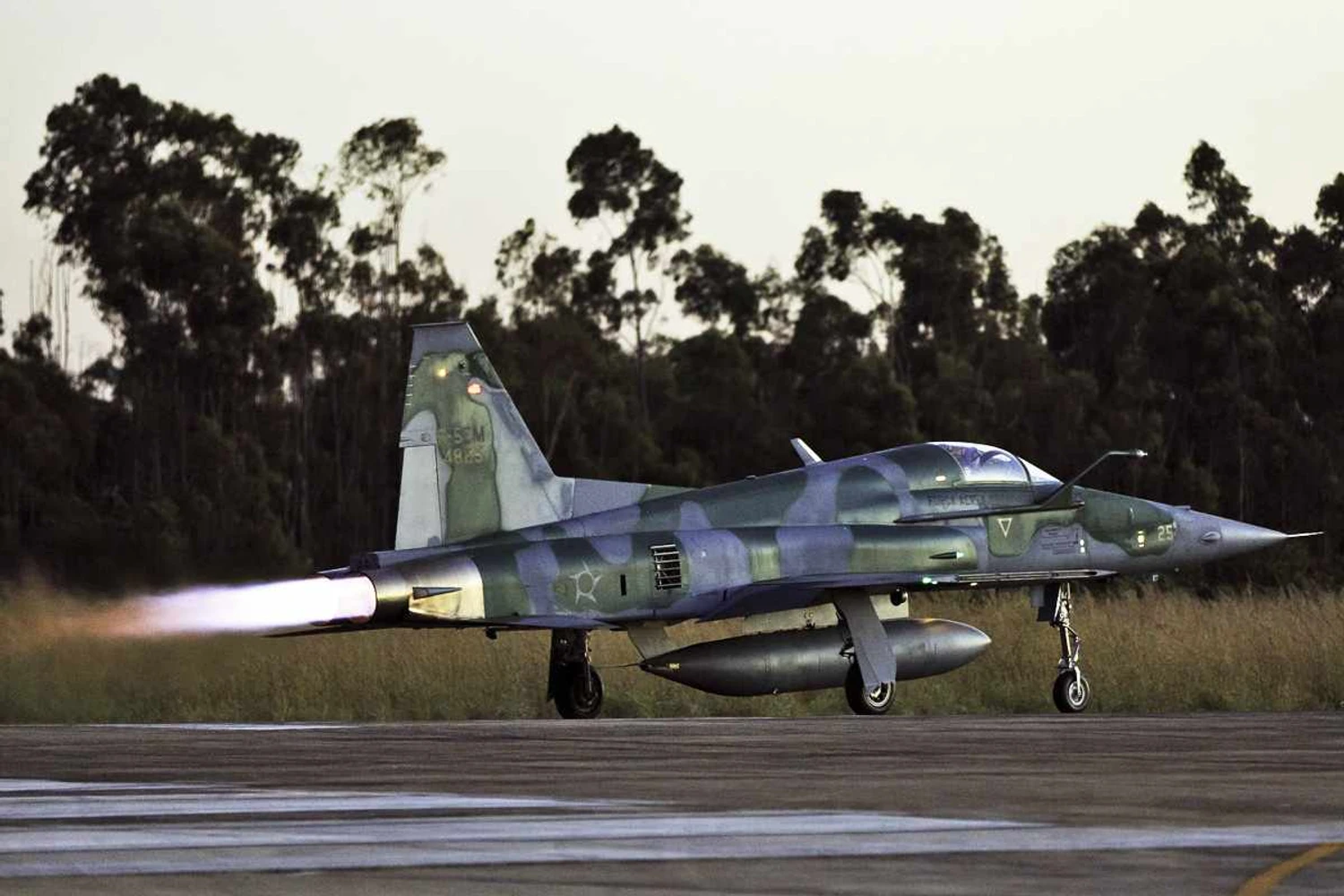 Caça F-5 na decolagem (FAB)