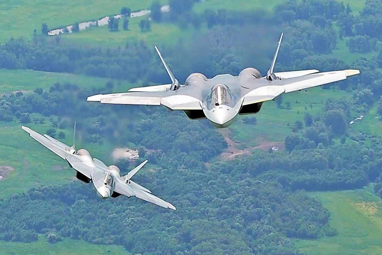 Dois protótipos do PAK FA, agora chamado de Su-57 (UAC)
