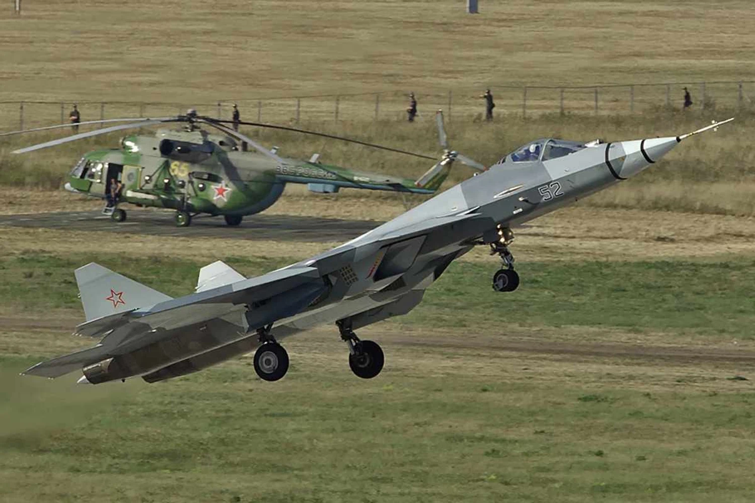 O protótipo T-50 decolando para testes (Aleksandr Markin)