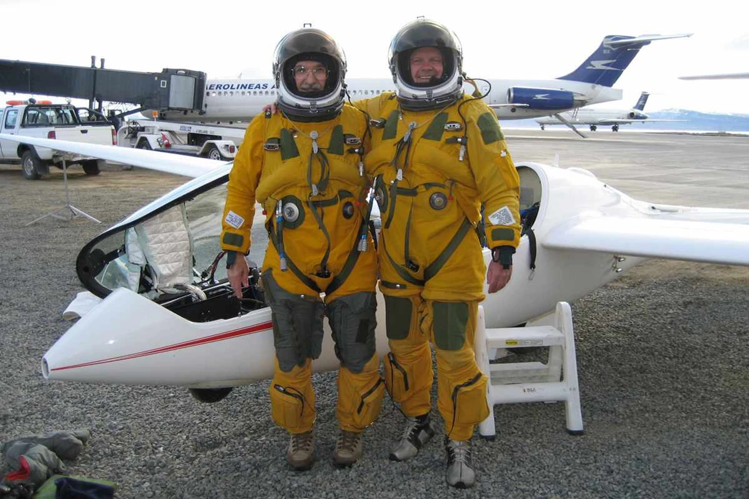 A primeira versão do Perlan não era pressurizada, por isso os pilotos usavam trajes semelhantes aos de astronautas (Divulgação)