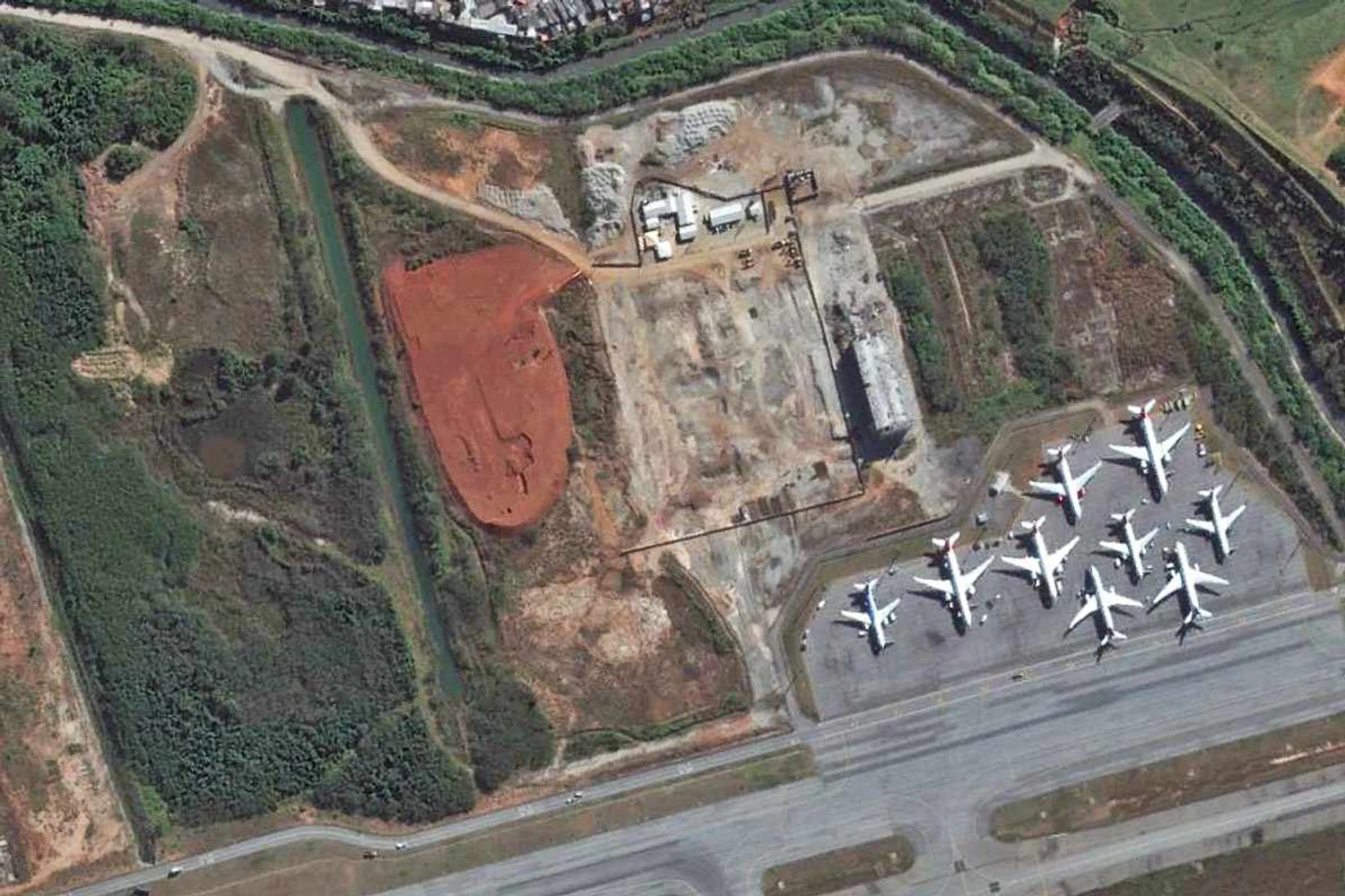 Área onde será construído o hangar já exibe trabalhos (Google Earth)