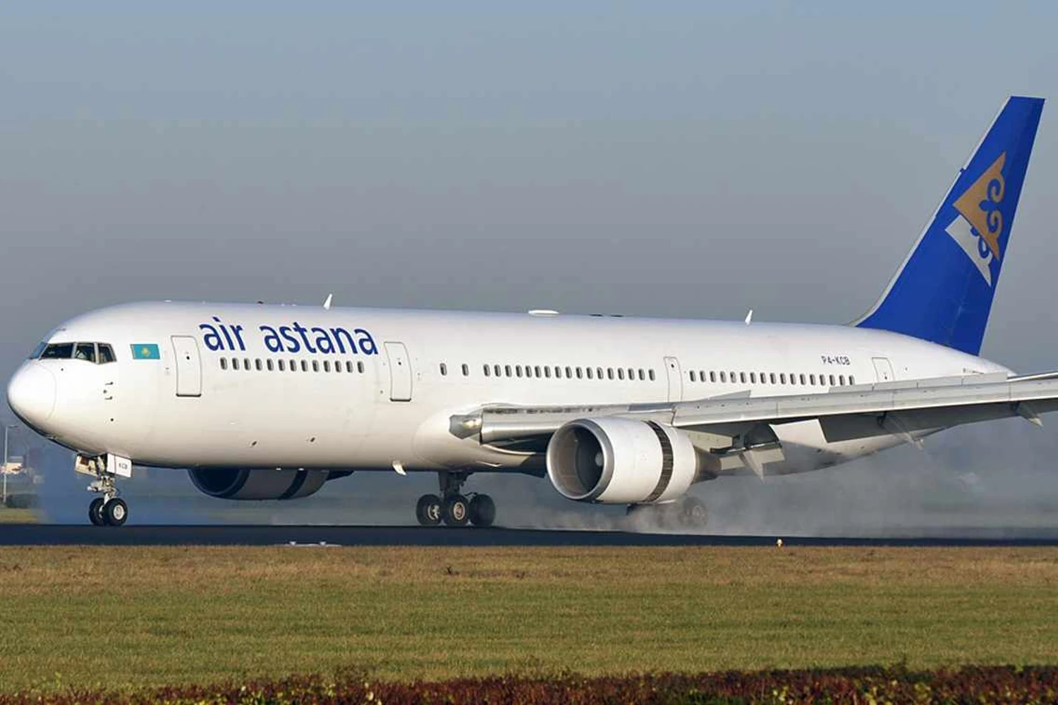 A Air Astana, do Cazaquist&atilde;o, foi a &uacute;ltima empresa que comprou o 767 comercial (Jules Meulemans)