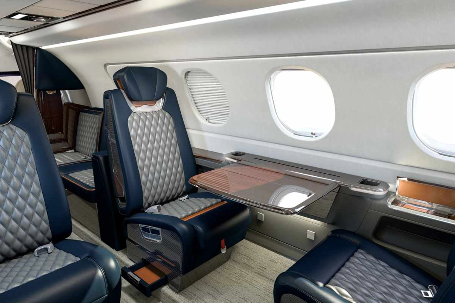 A nova versão do Phenom 300 conta com assentos reformulados (Embraer)