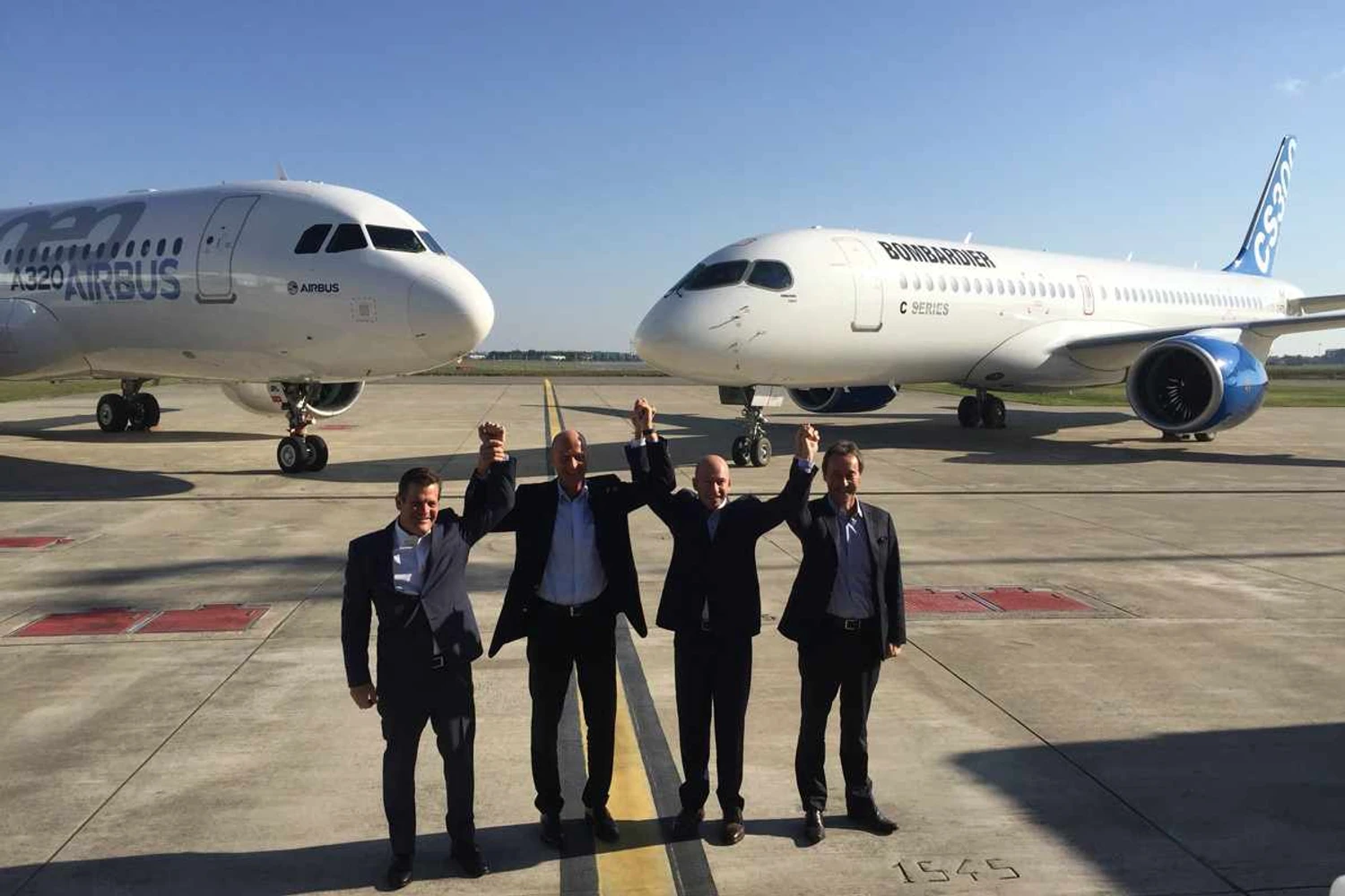 Executivos da Airbus e Bombardier celebram a parceria entre as empresas na fábrica do A320 no Alabama (AIrbus)