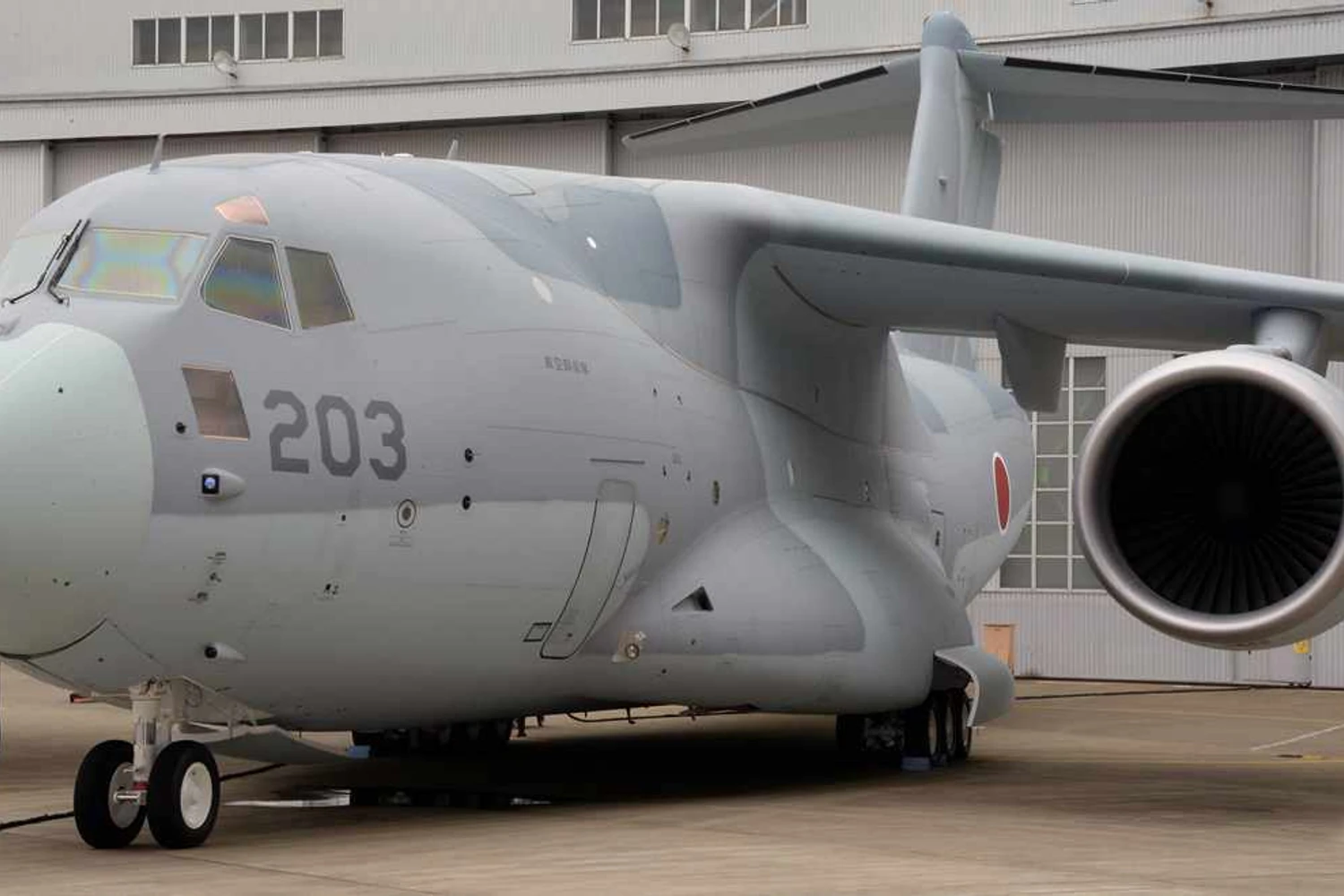 O C-2 possui comandos de voo fly-by-wire, mas não tão completos como os do KC-390 (JASDF)