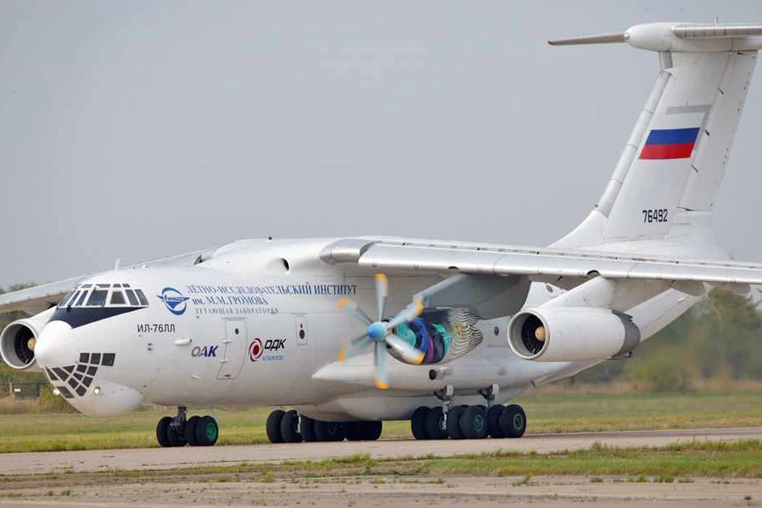 O motor turbo-hélice do IL-114-300 está sendo testado no "avião-laboratório" IL-76II (Rostec)