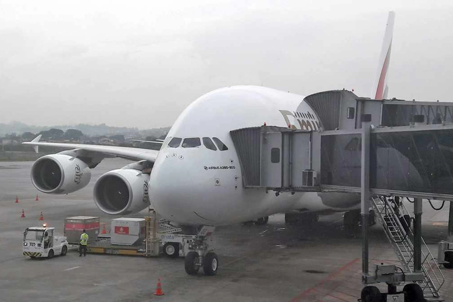 A380 da Emirates parado no terminal T3 em Guarulhos após a longa viagem (Sergio Quintanilha)