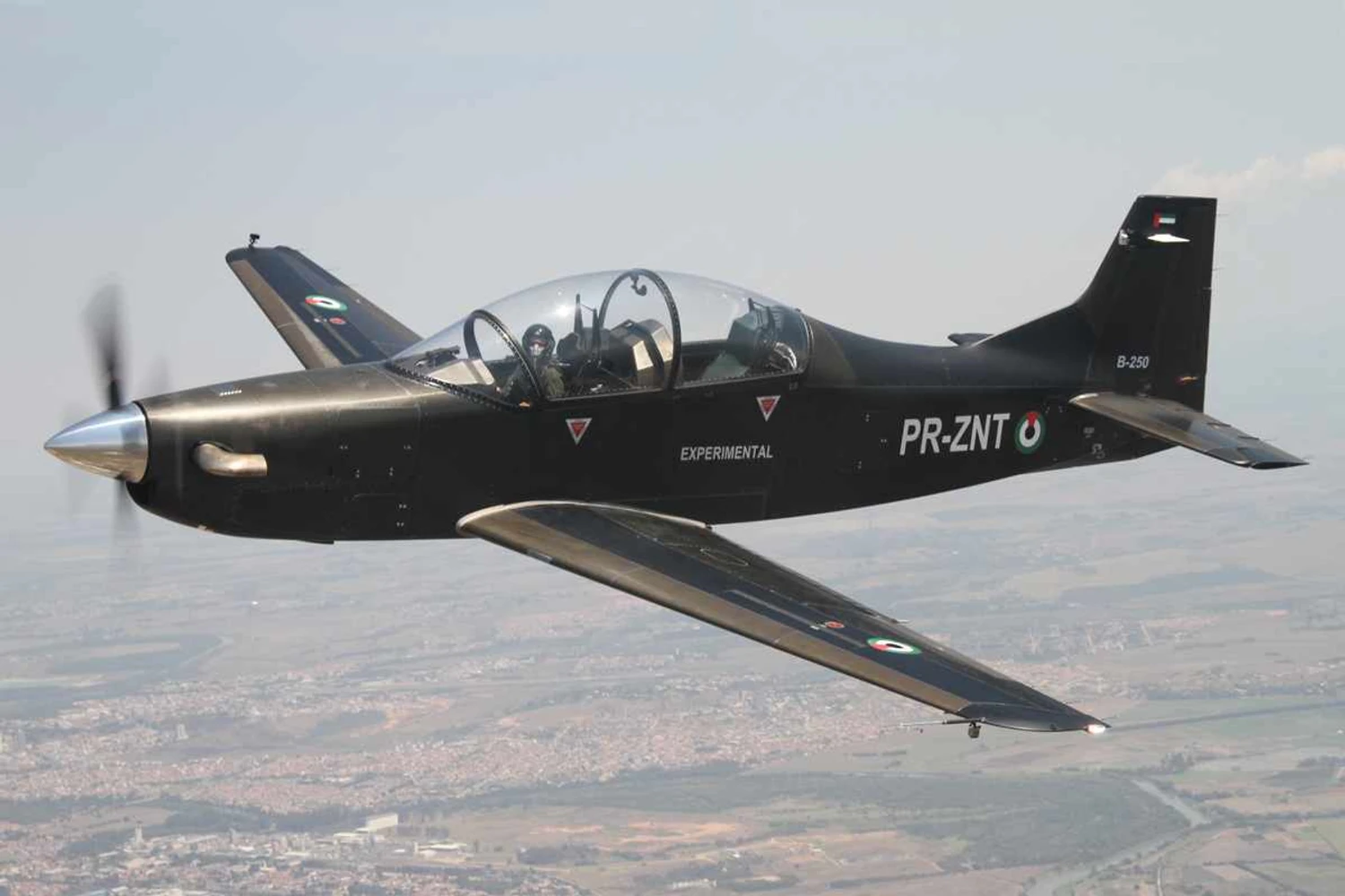 Novo avião militar do Brasil aparece de surpresa no Dubai Air Show
