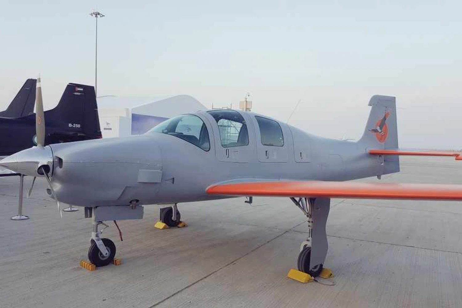 O avião de treinamento básico TX-c Sovi também está exposto no Dubai Air Show (Divulgação)