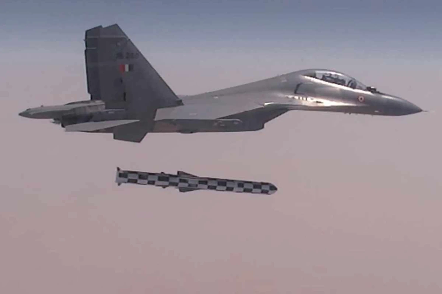 Su-30MKI lança o míssil de cruzeiro BrahMos (Reprodução/India Today)