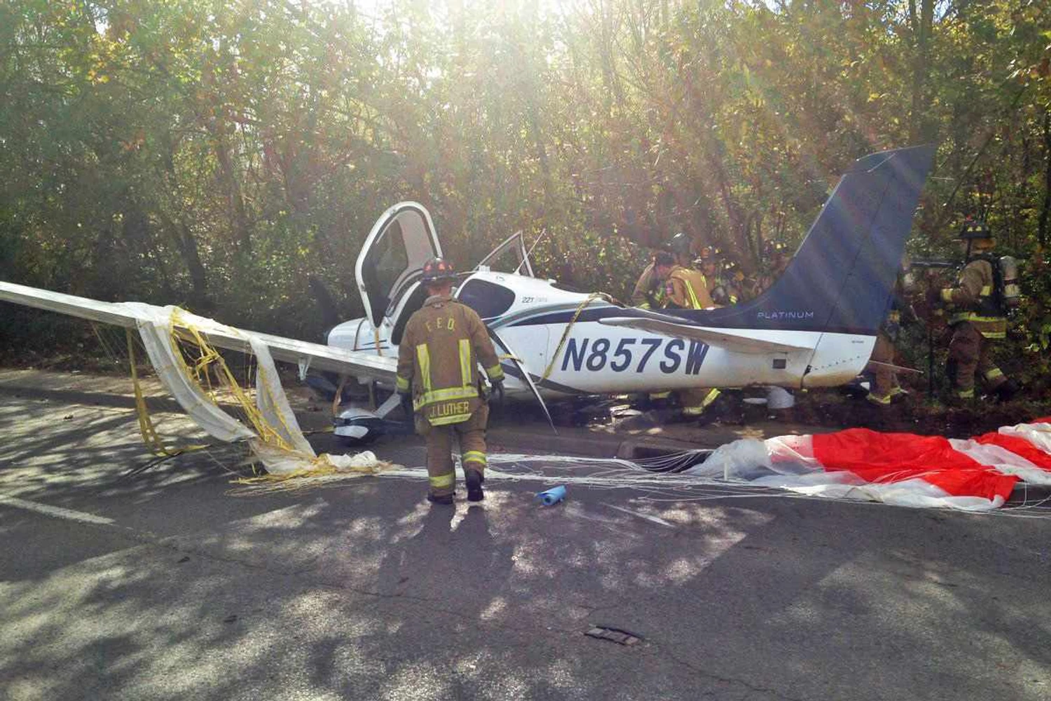 Avião Cirrus no solo após acionar o paraquedas: item que faz a diferença (Corpo de Bombeiros de Fayaette)
