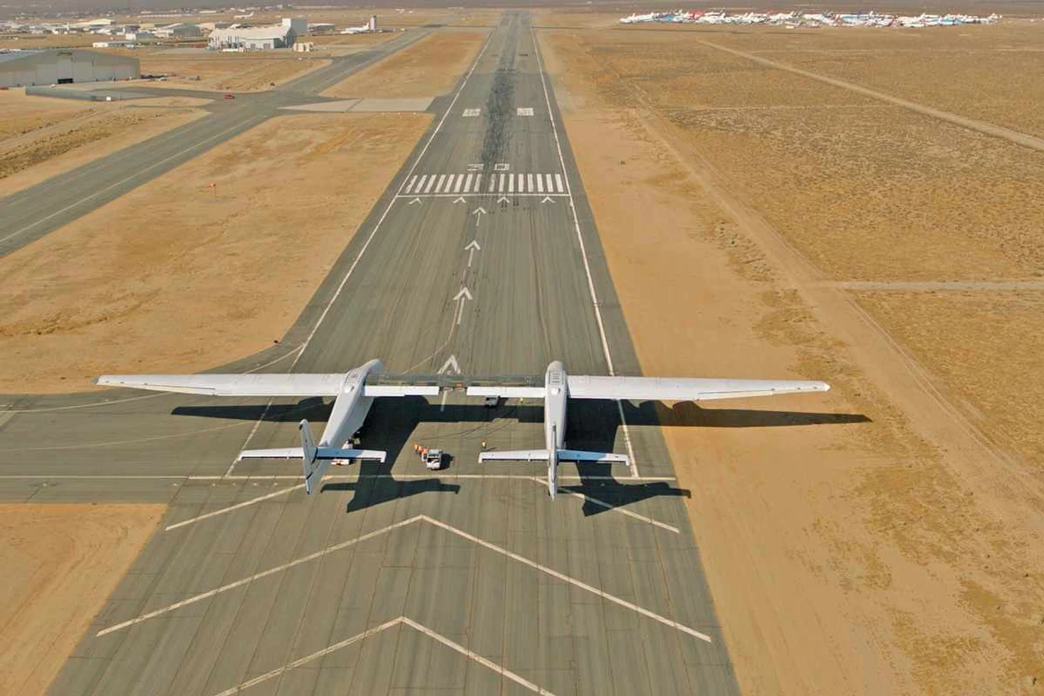 Gigante com 117 metros de envergadura e duas fuselagens (Stratolaunch)