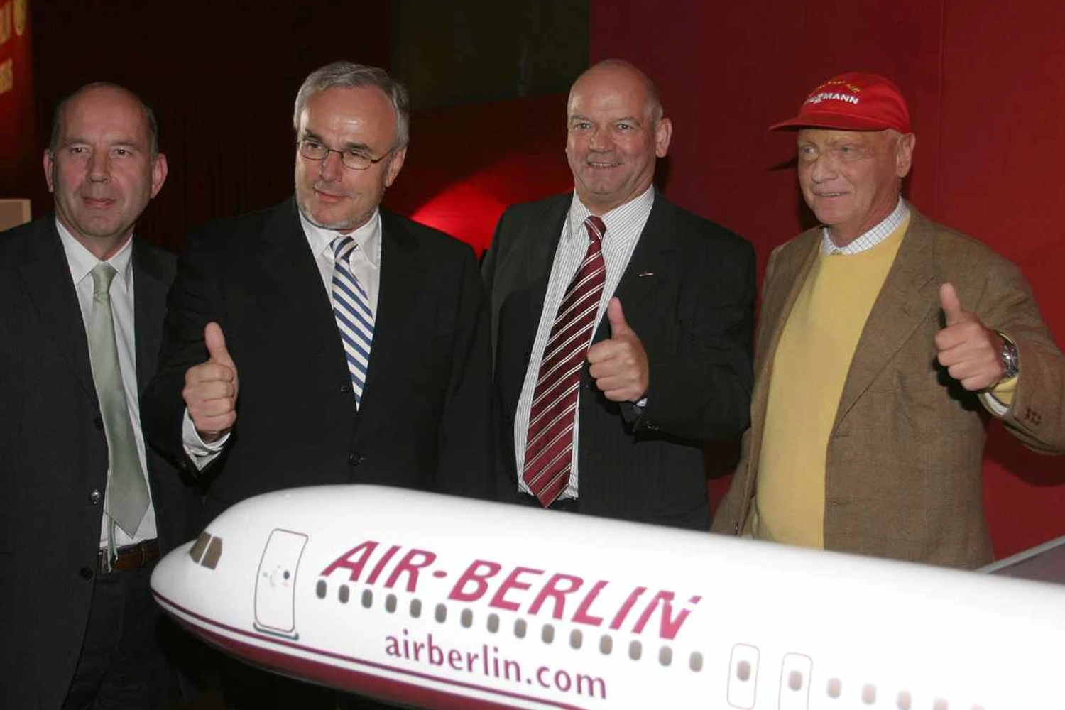 Niki Lauda, à direita, com executivos da Airbus e AirBelin (Airbus)