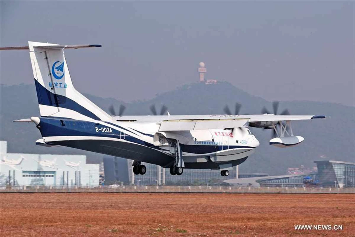 Maior avião anfíbio do mundo, AG600 completa primeiro voo