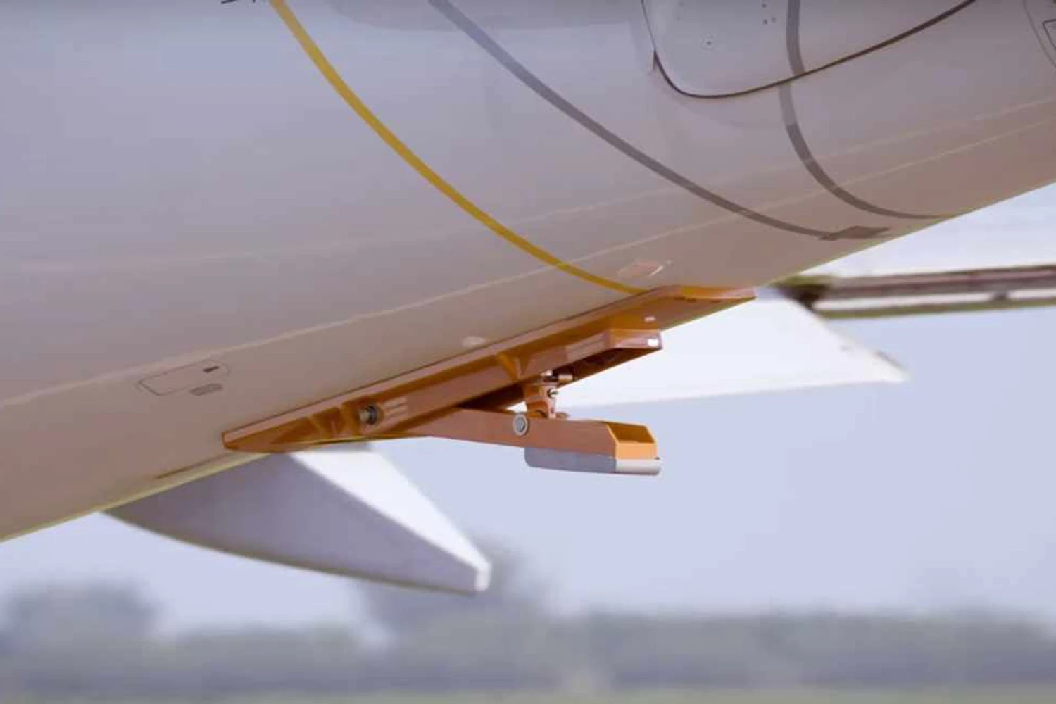 O dispositivo usado para não danificar a aeronave é uma espécie de amortecedor de impacto (Embraer)