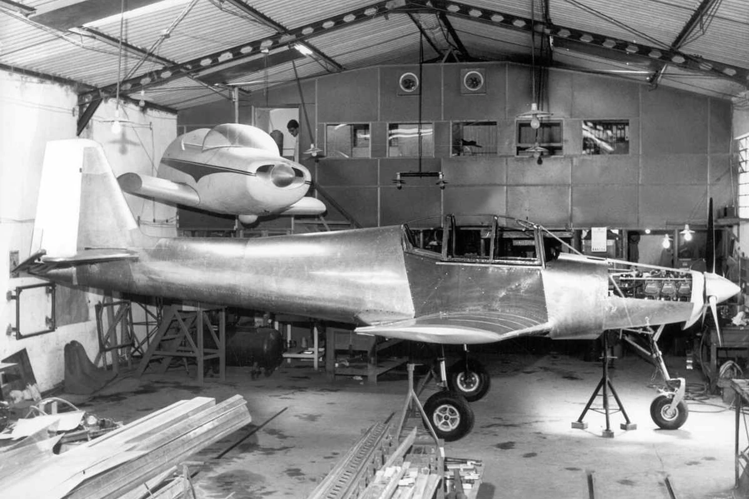 T-25 Universal no hangar de produ&ccedil;&atilde;o da Neiva, no final da d&eacute;cada de 1960 (Embraer)