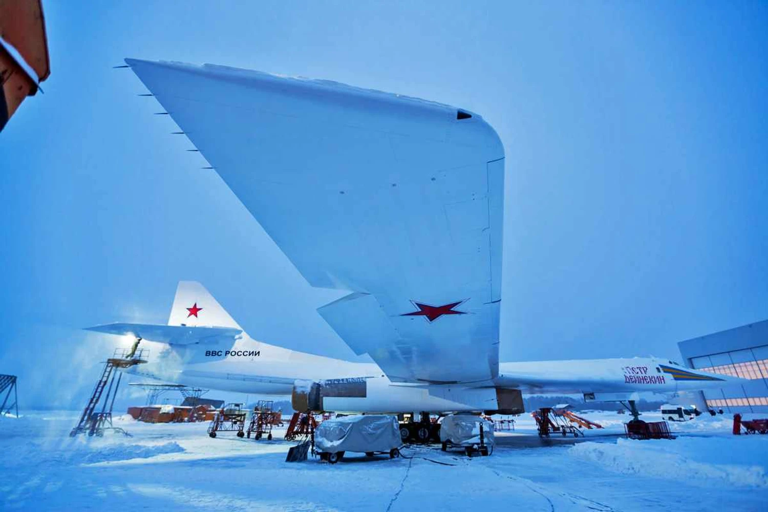 As enormes asas enflech&aacute;veis do Tu-160 (UAC)