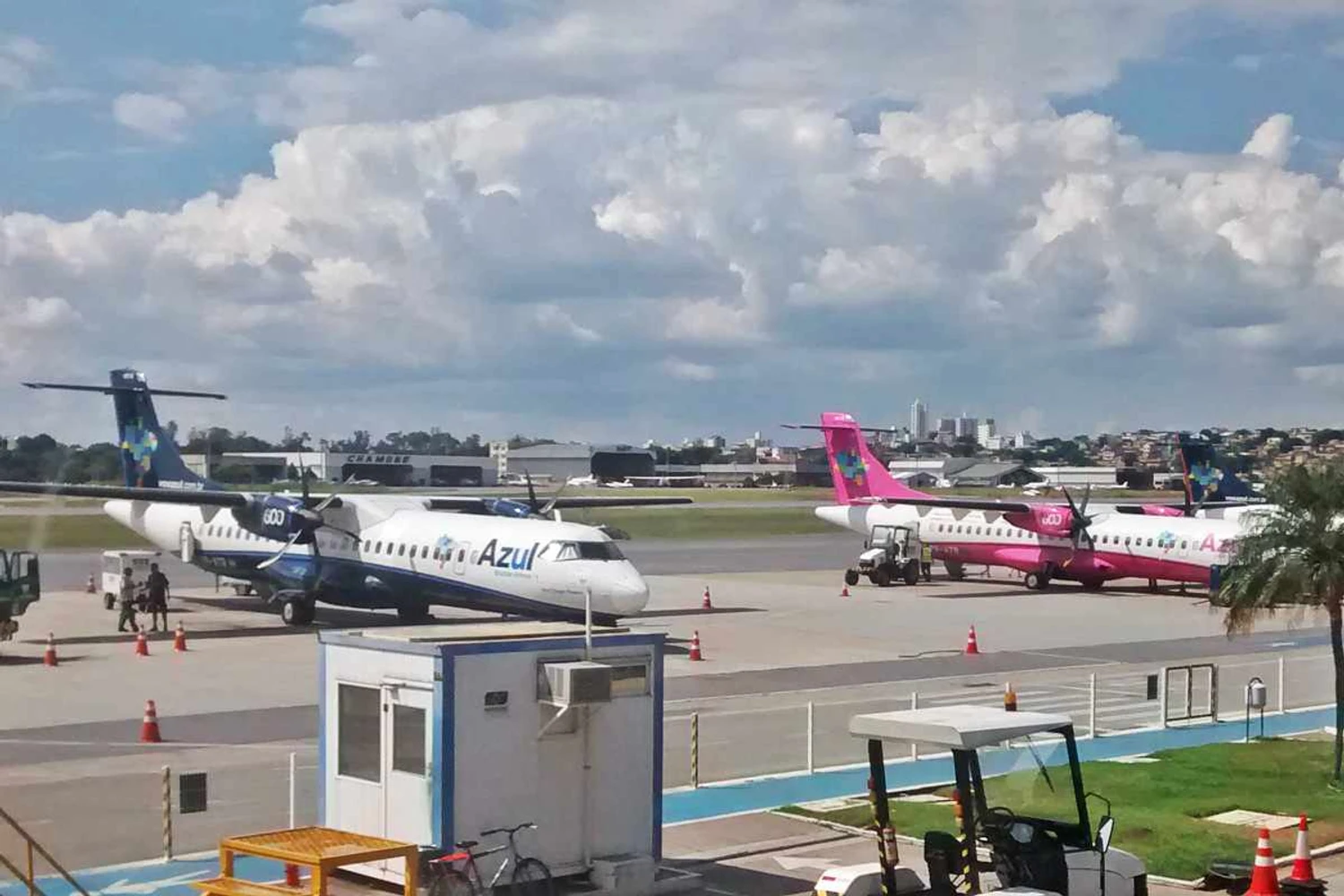 Aviões regionais em Pampulha (Rodrigo Lima)