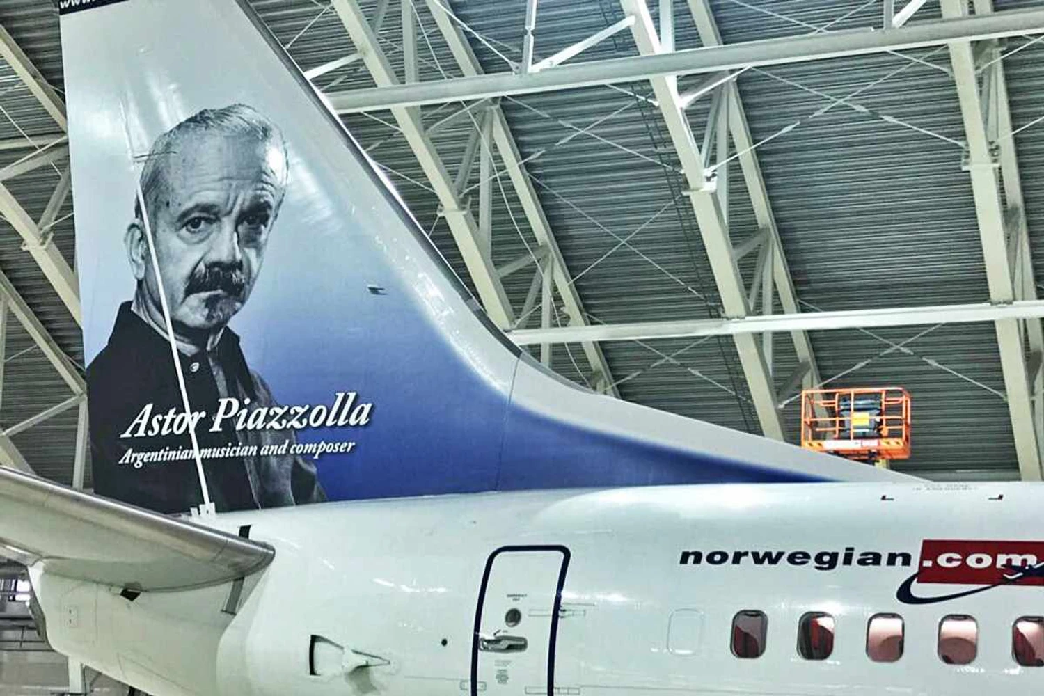 Homenagem da Norwegian ao compositor Astor Piazzolla em seu primeiro avião (Norwegian)