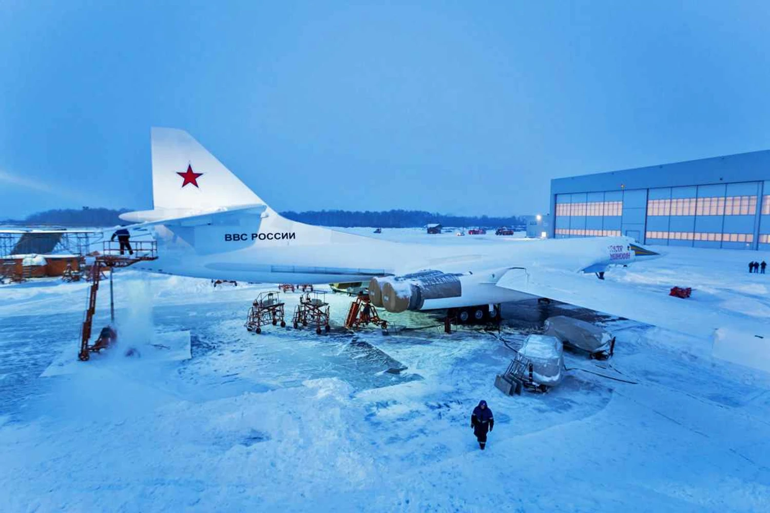 O Tu-160M2 é preparado para o primeiro voo em meio à neve (UAC)