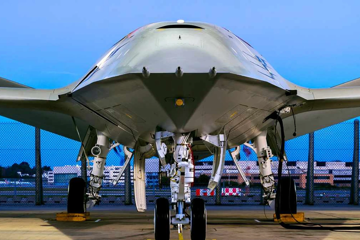 Boeing apresenta drone militar para ser usado em porta-aviões