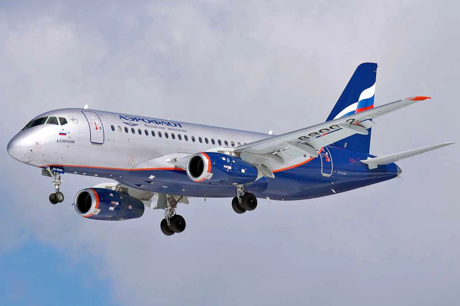 Mesmo o Sukhoi Superjet 100, fabricado na Rússia, é dependente de peças do exterior (Dmitry Zherdin/Wikimedia)